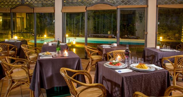 Coccolati dalla serenità e dal nostro premuroso staff , dopo avere preso un aperitivo nella sala con camino  ... 