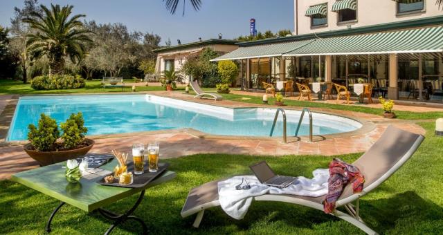 Garden with swimming pool - BW Park Hotel Rome Fiano Romano 
