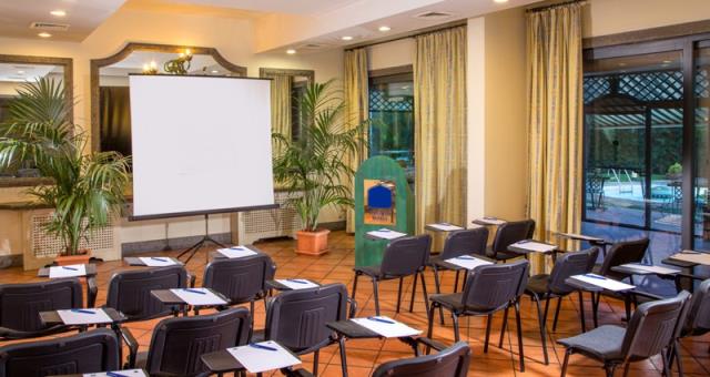 Sala da 2 a 30 persone , modulabile con Primula e Mimosa  