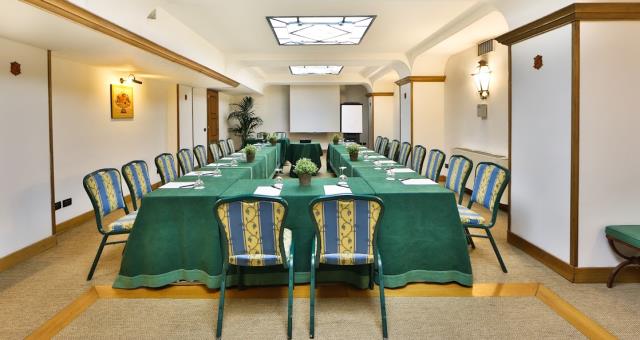Sala senza luce esterna da 40 persone a ferro di cavallo a 70 a platea .